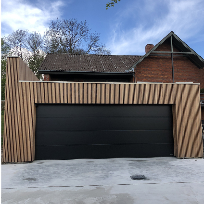 Garage med trælameller 